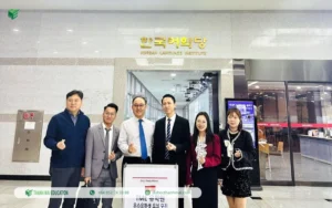Đại diện KyungNam College chào đón Thanh Mai tại Hàn Quốc