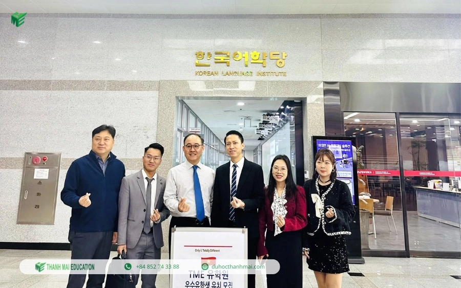Đại diện KyungNam College chào đón Thanh Mai tại Hàn Quốc