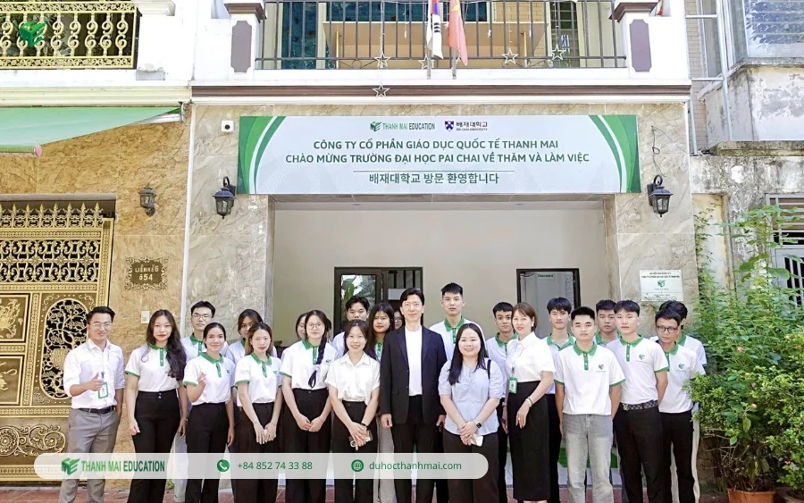 Tập thể Thanh Mai chào đón đại diện trường đại học Pai Chai